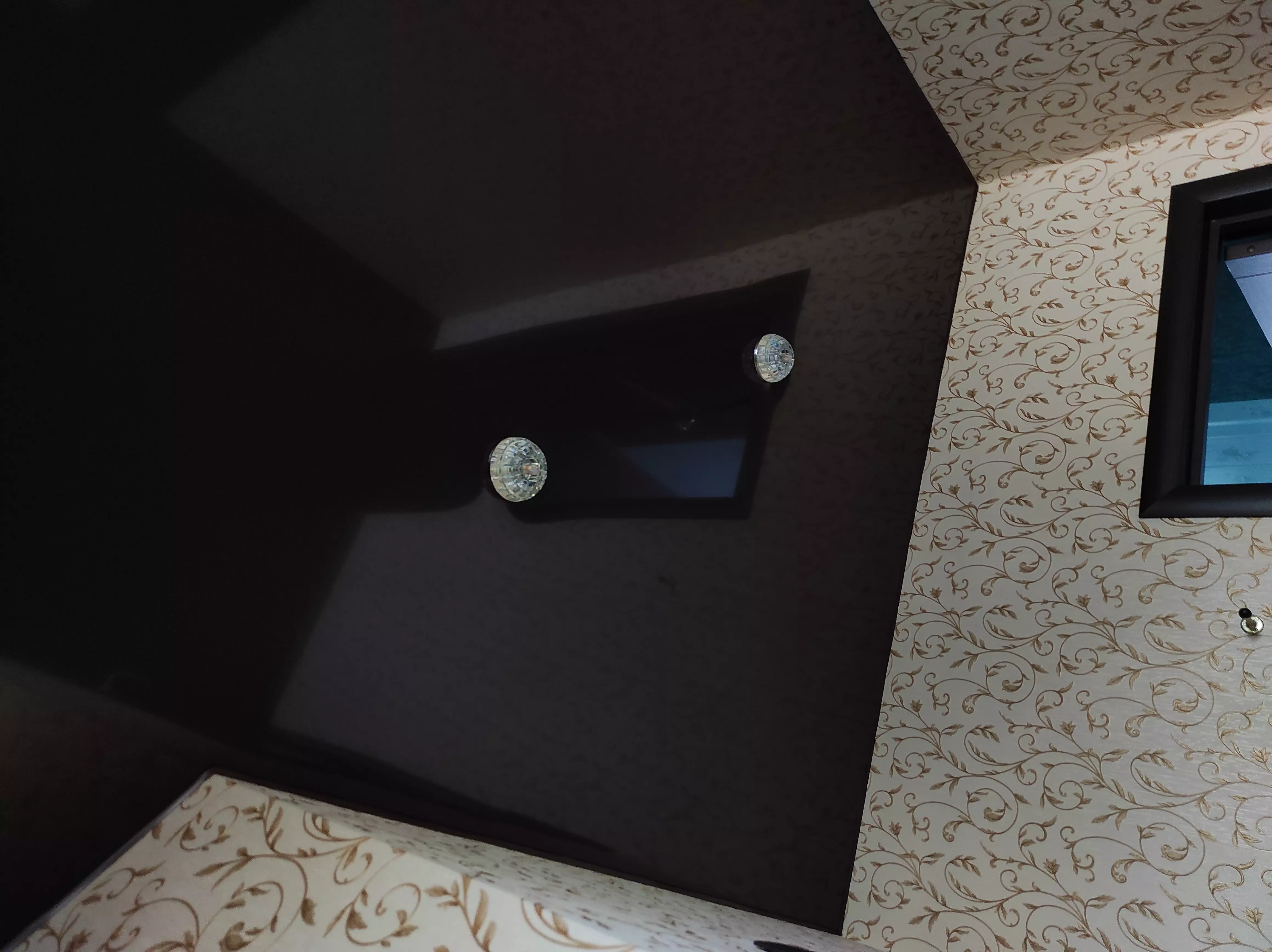 Глянцевый коричневый натяжной потолок